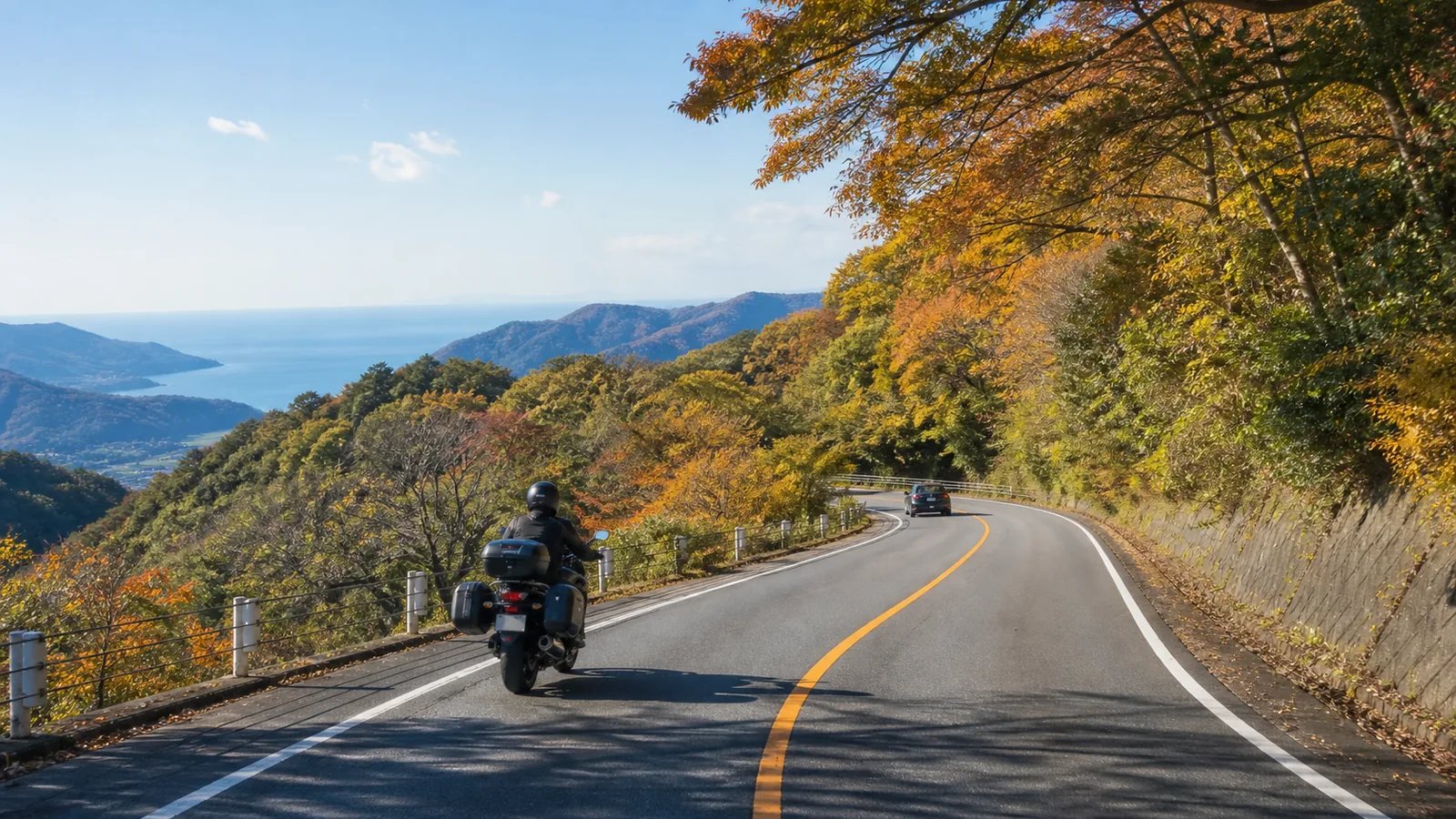 秋の伊豆の山道を走る車とバイク(生成イメージ)