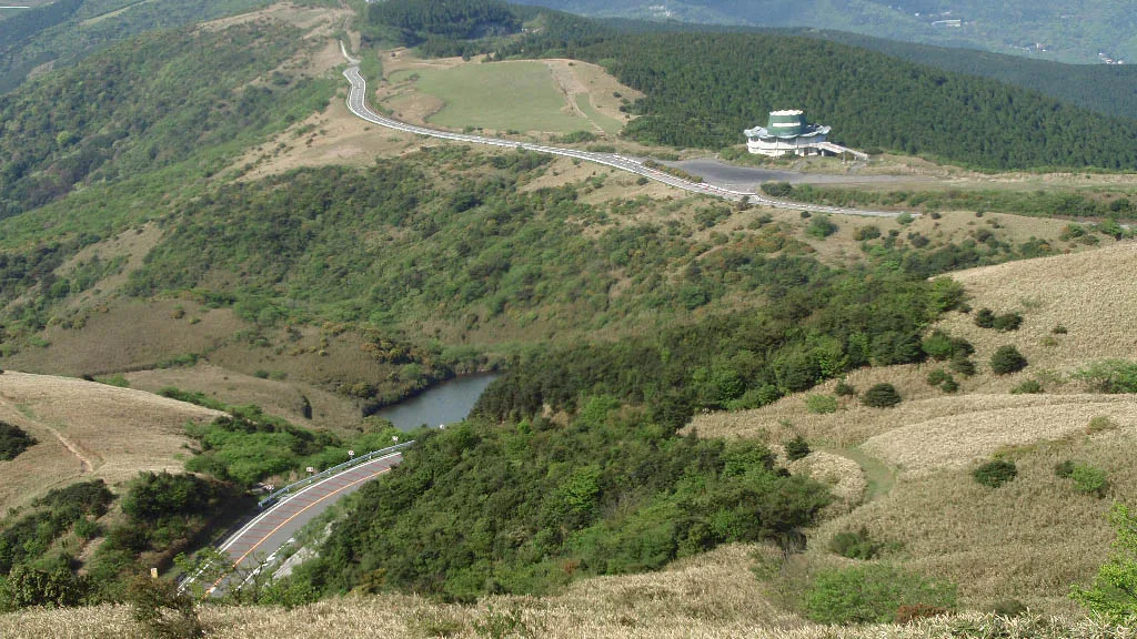 玄岳山頂付近から望む伊豆スカイライン