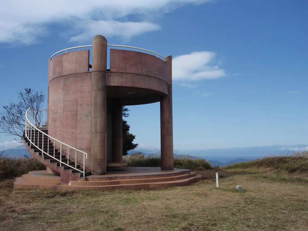 巣雲山の山頂に立つ円形の展望台