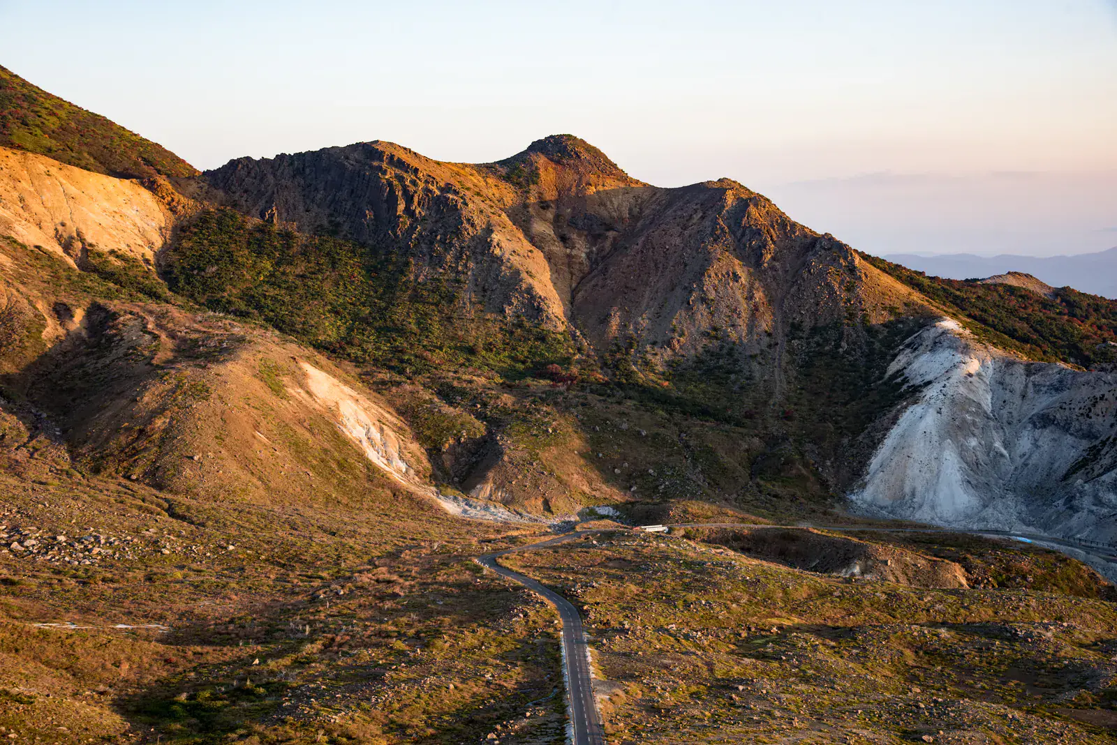 磐梯吾妻スカイラインの火山性の山肌と道路