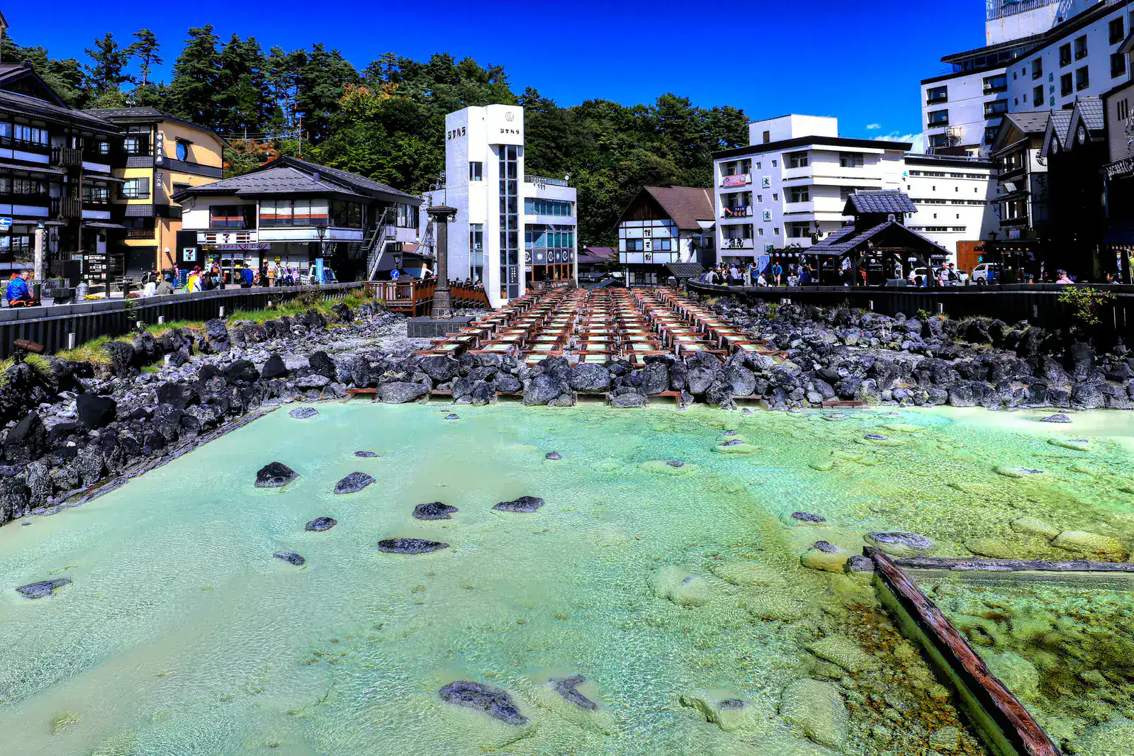 湯けむりが立つ草津温泉の湯畑