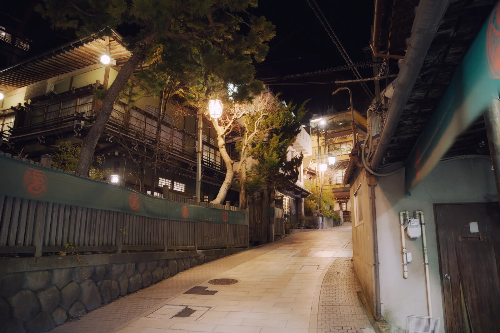夜の渋温泉の石畳の通り
