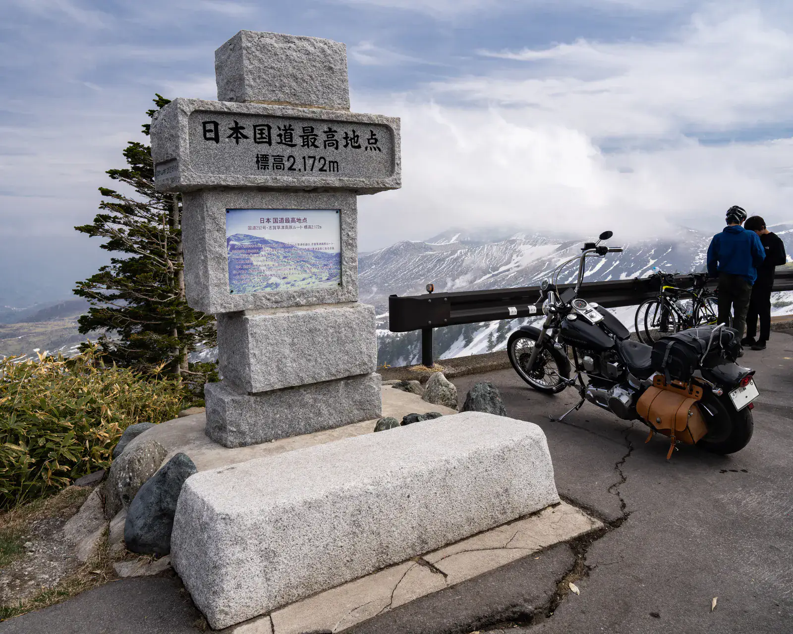 日本国道最高地点の碑と渋峠の山並み
