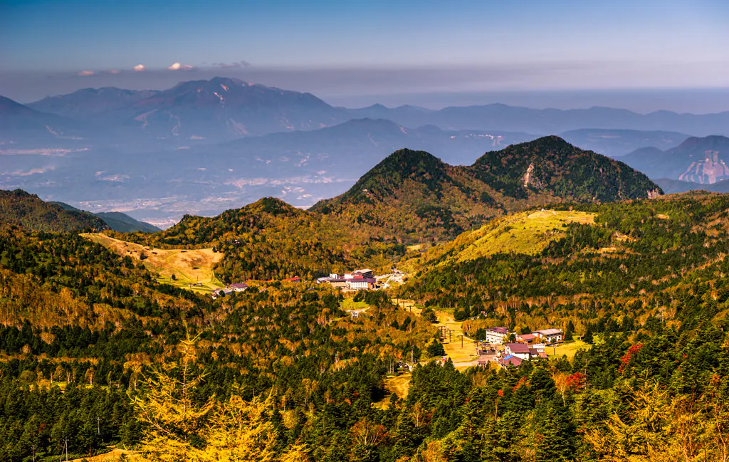 紅葉に包まれた志賀高原の山並みと湖沼