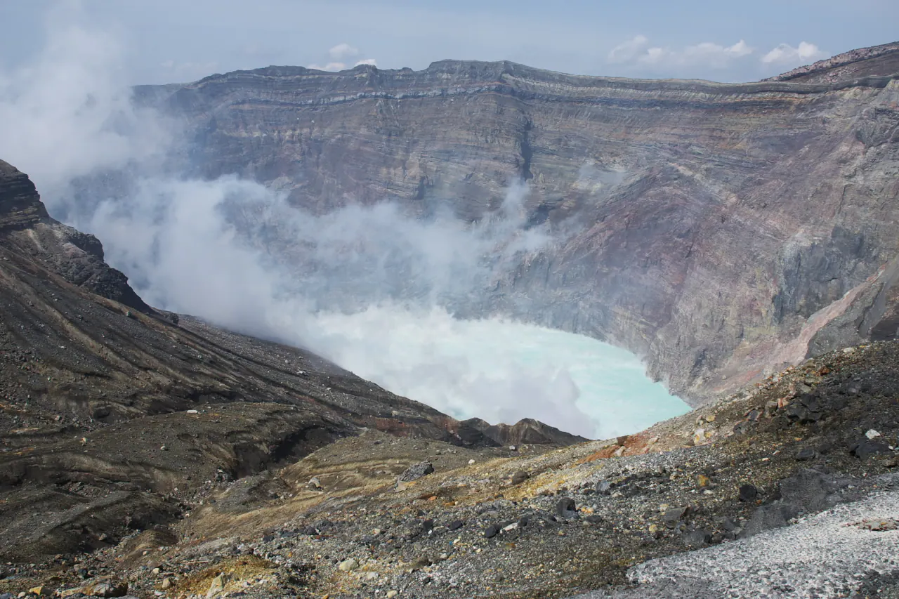 阿蘇中岳の火口と噴気を上げる火山地形