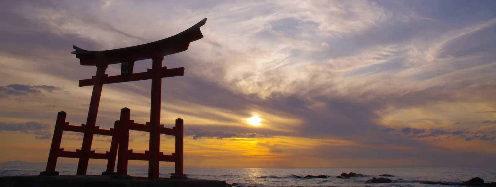 初山別の海に立つ金比羅神社の鳥居と夕日