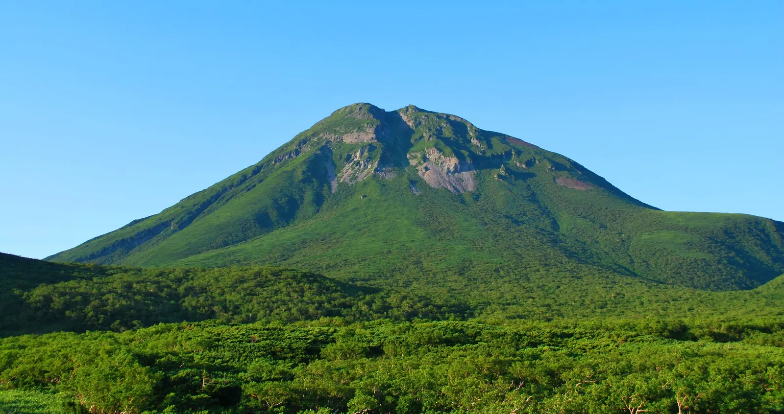 知床峠から間近に望む夏の羅臼岳