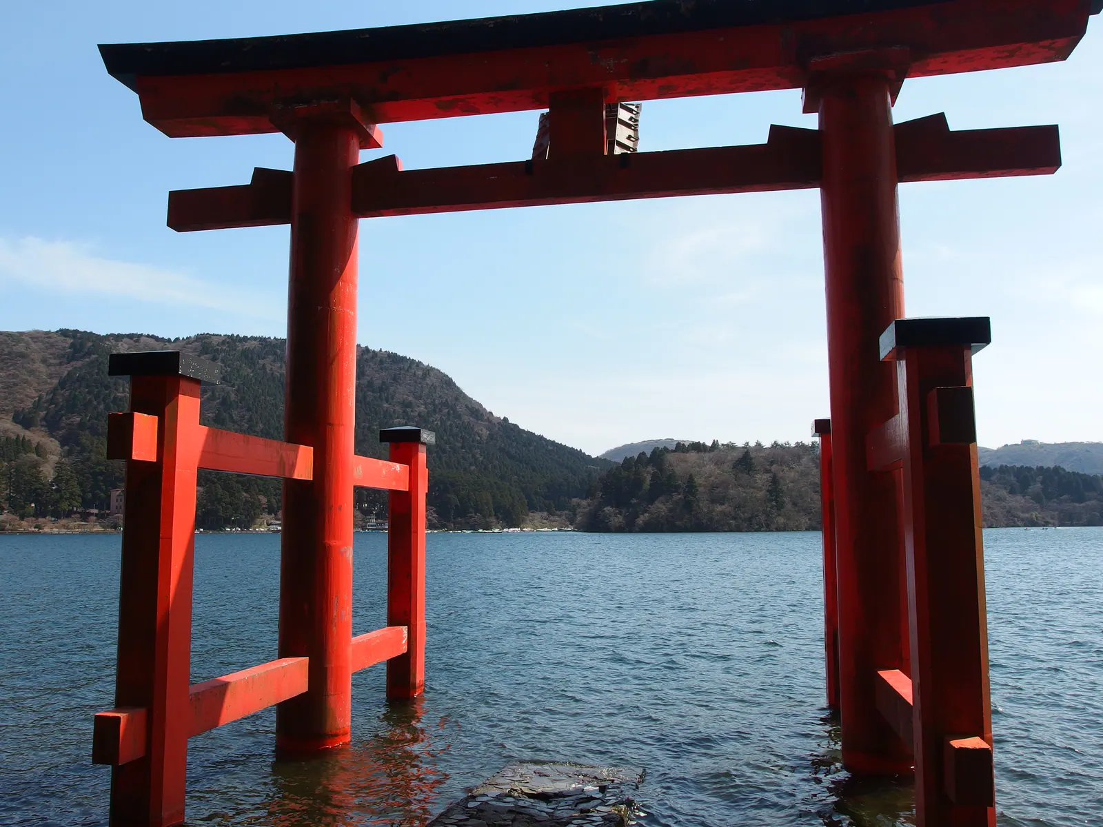 芦ノ湖の水辺に立つ箱根神社の平和の鳥居