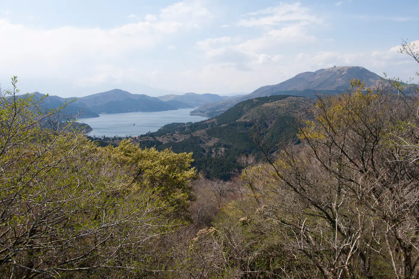 大観山付近から望む芦ノ湖と箱根の山並み