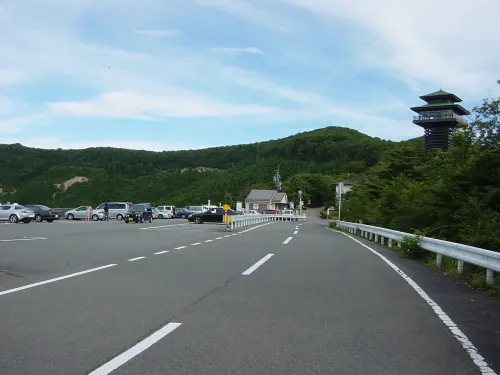 山並みに立つ道の駅ごまさんスカイタワー