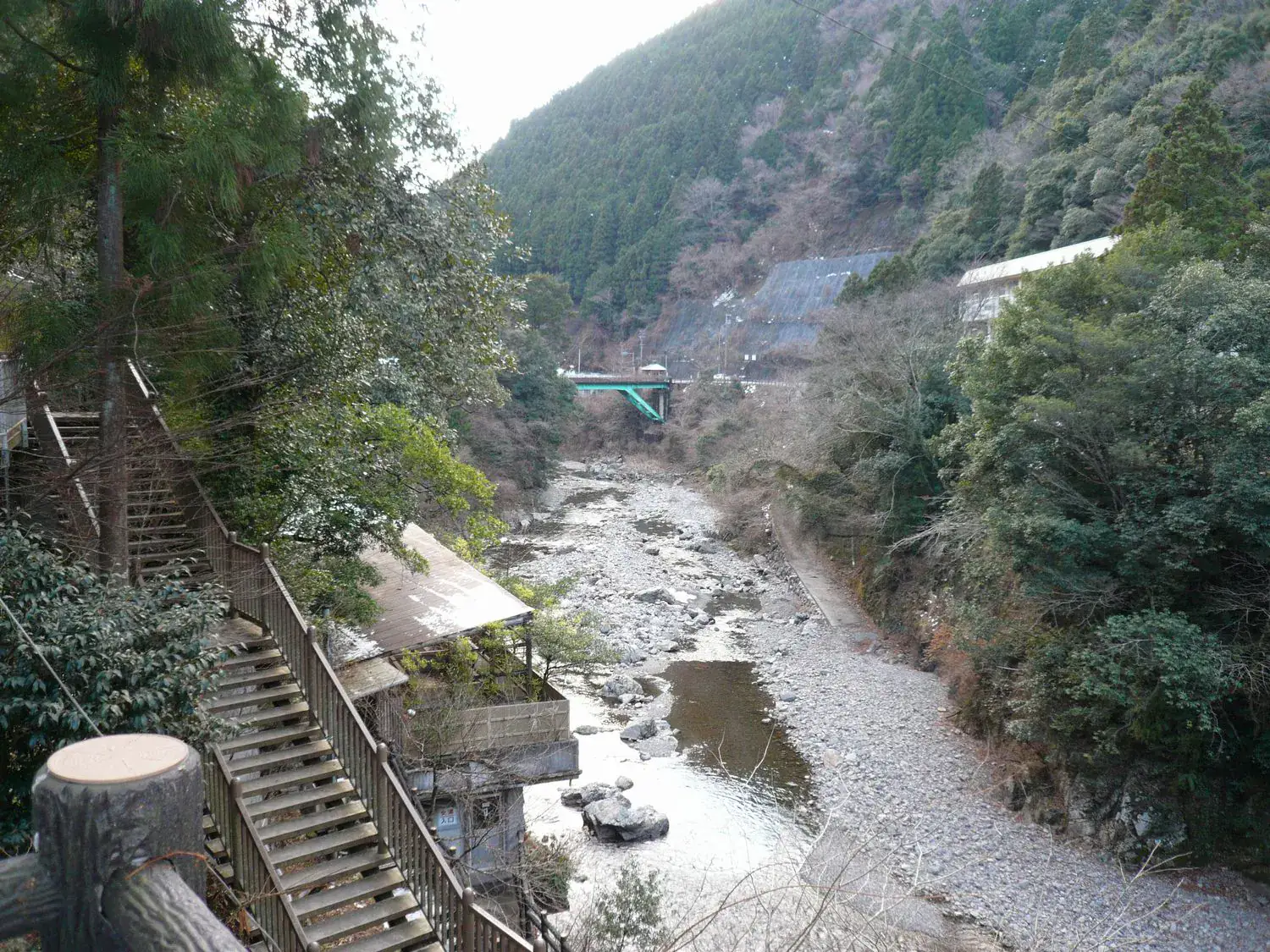 日高川沿いに宿が並ぶ龍神温泉街