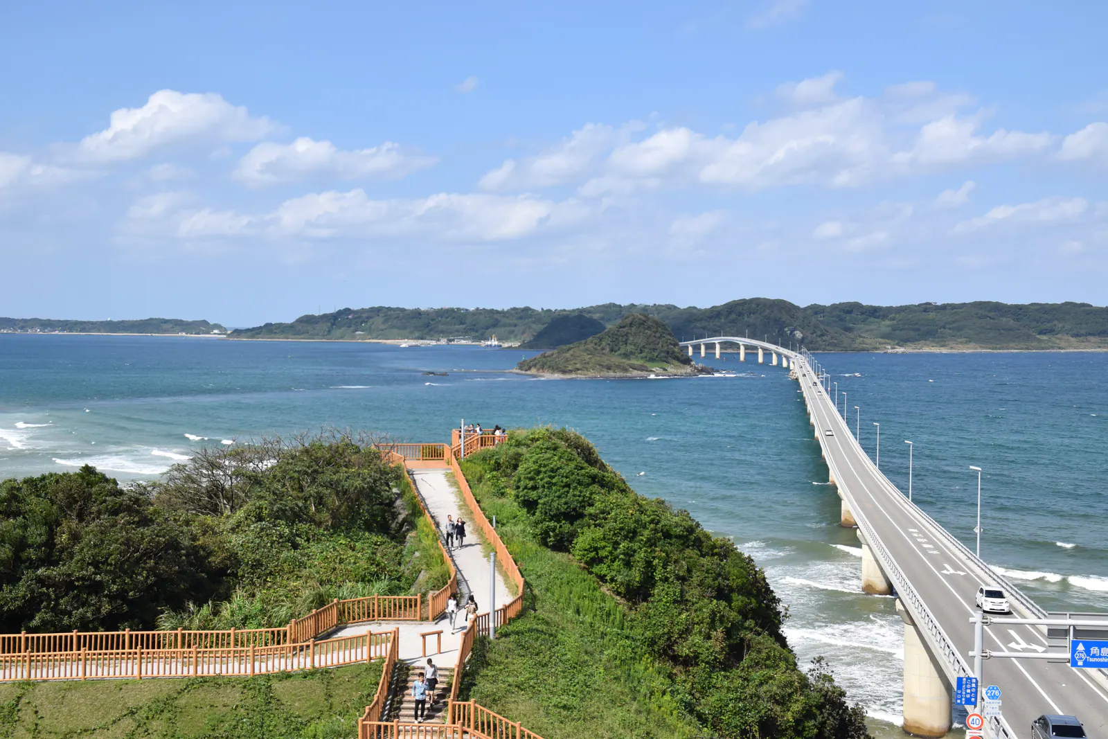 コバルトブルーの海を横切る角島大橋の全景