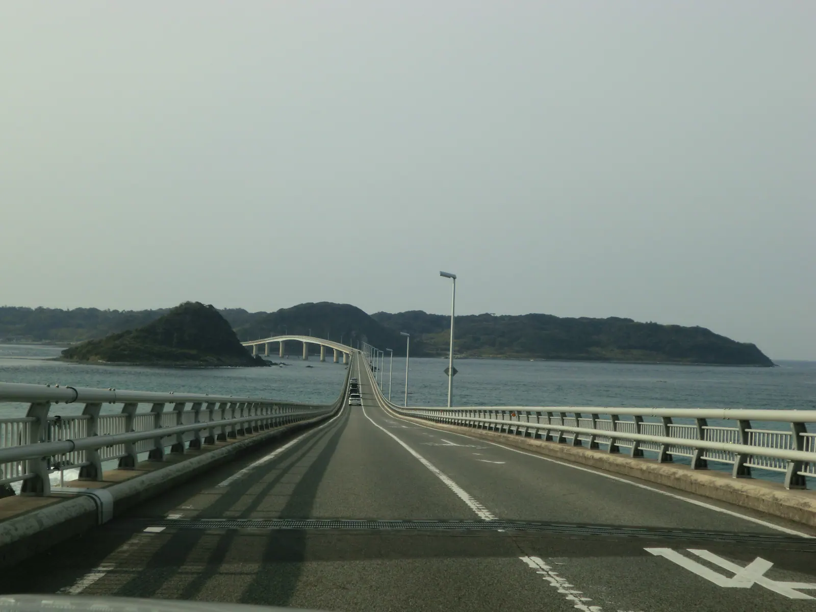 角島へ向かって海上を延びる県道276号の橋面