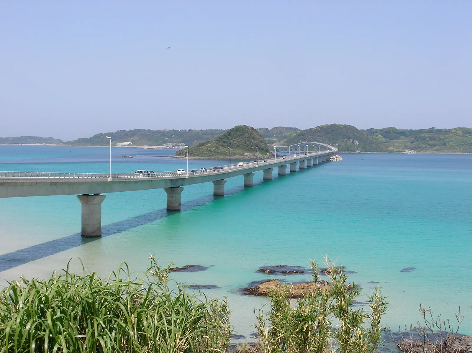 角島の岩礁と透明な海が広がる海岸