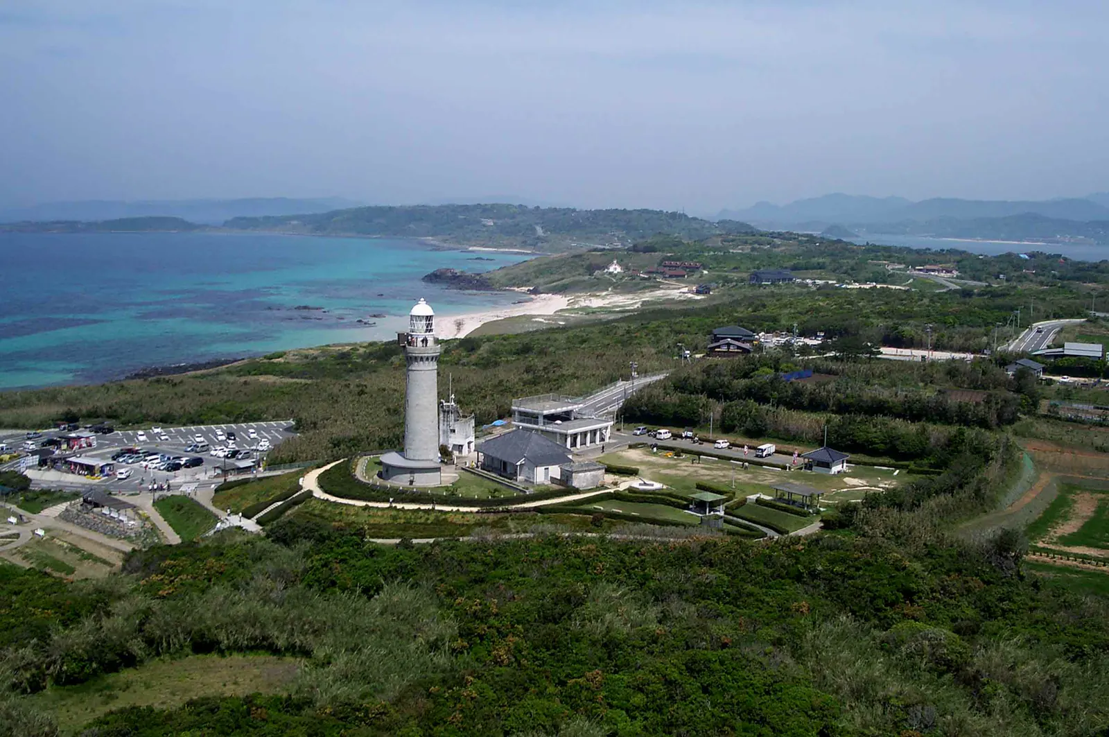 空と海の間に立つ石造りの角島灯台