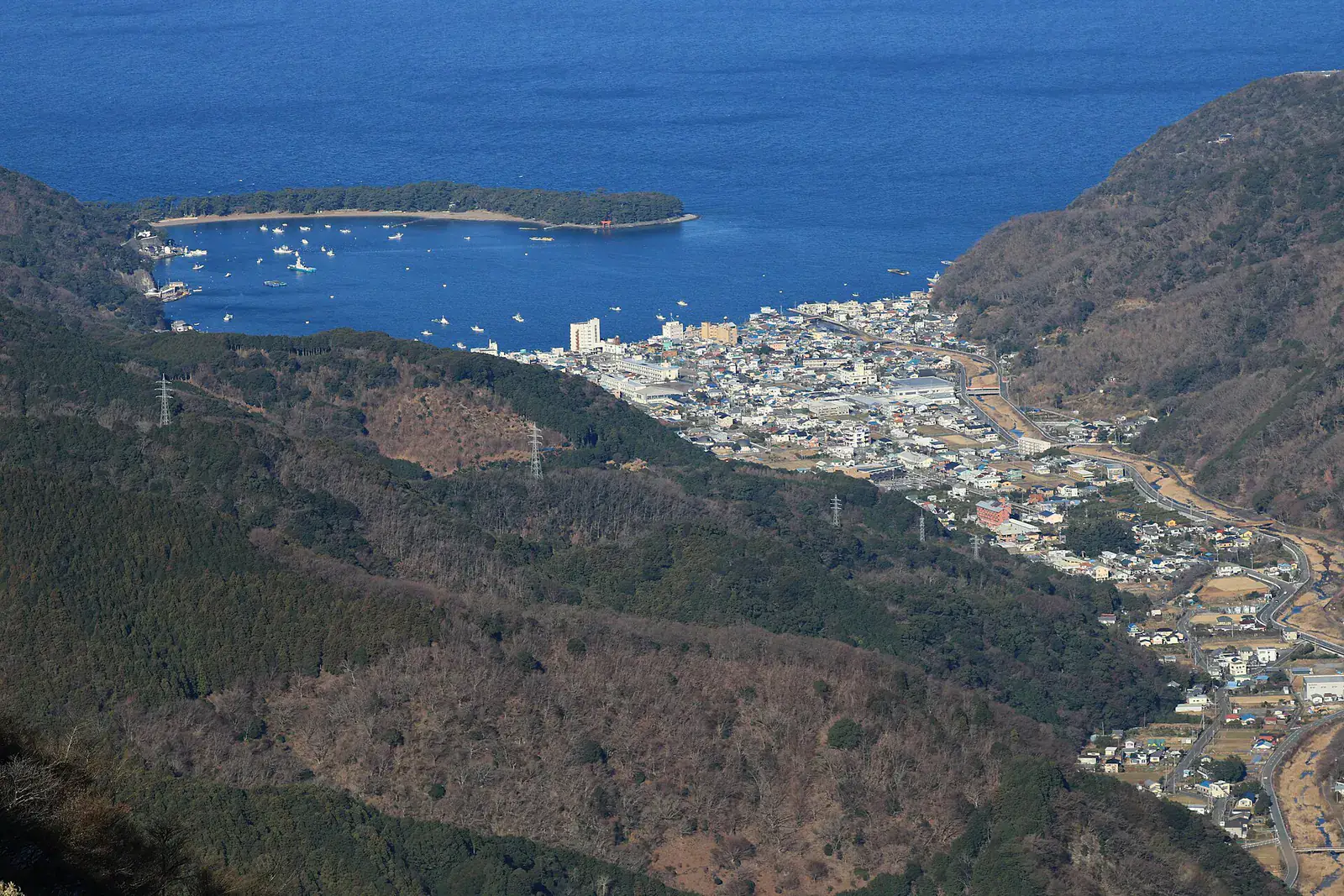 西伊豆スカイラインから見下ろす御浜岬と戸田港