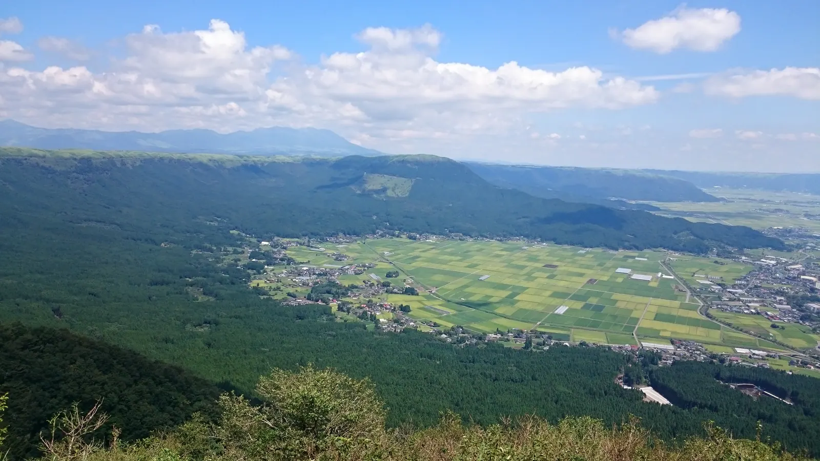 外輪山のかぶと岩展望所から見下ろす阿蘇谷