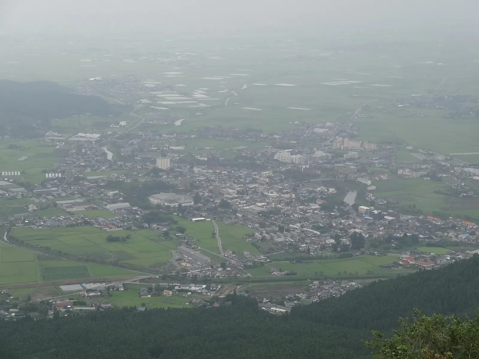大観峰の下に広がる阿蘇市内牧と阿蘇谷
