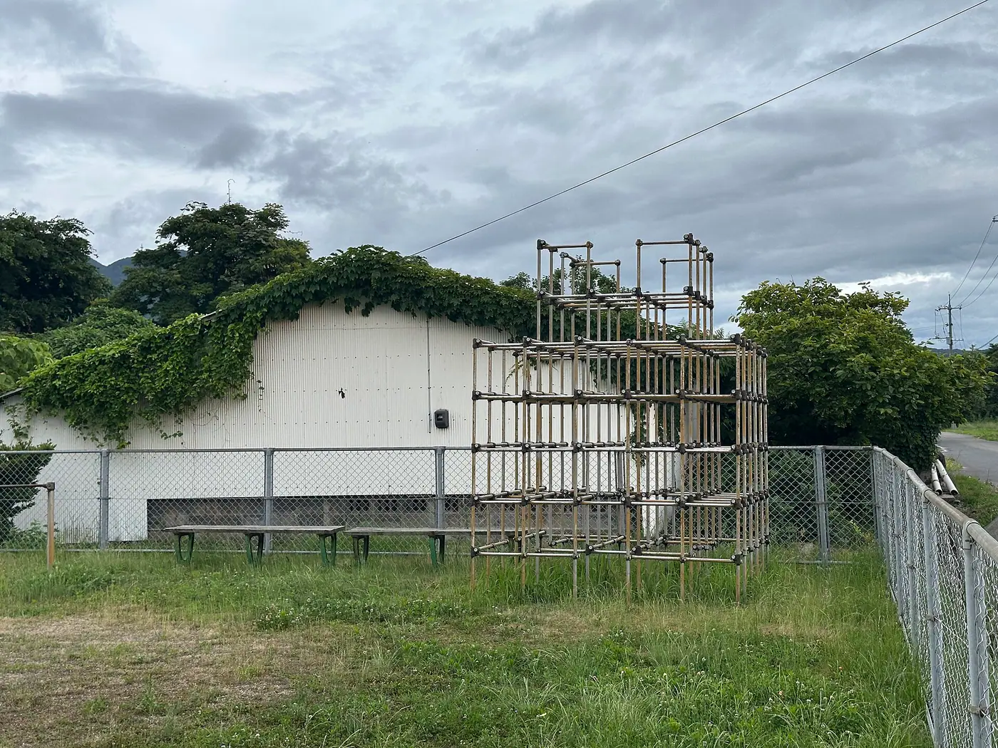 大山周辺の緑地と休憩できる公園景観