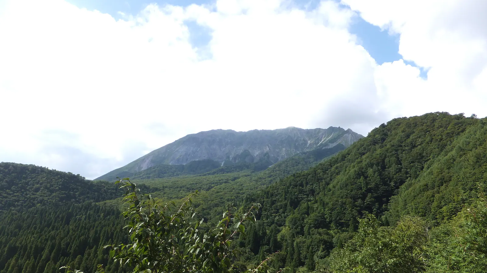 鍵掛峠から望む大山南壁