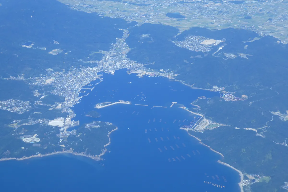 周囲を丘に囲まれた福良湾と港の町並み
