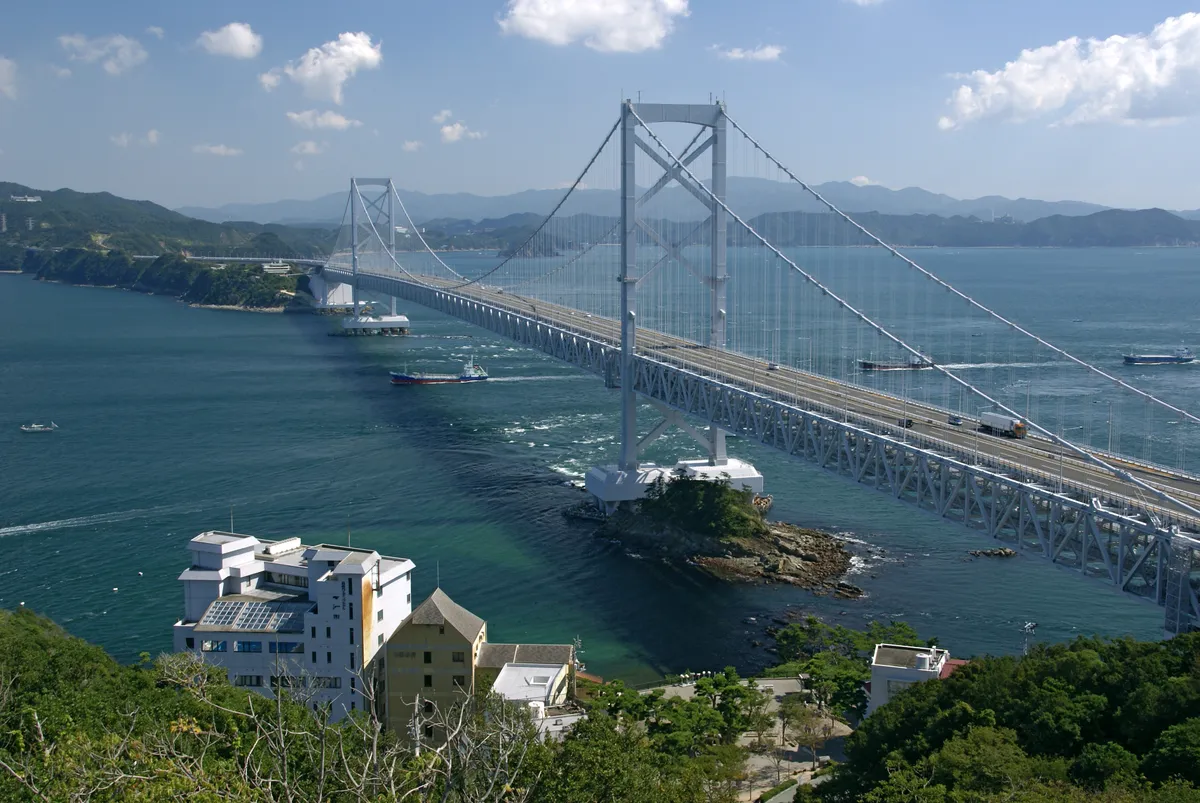 鳴門海峡をまたぐ大鳴門橋と海岸線