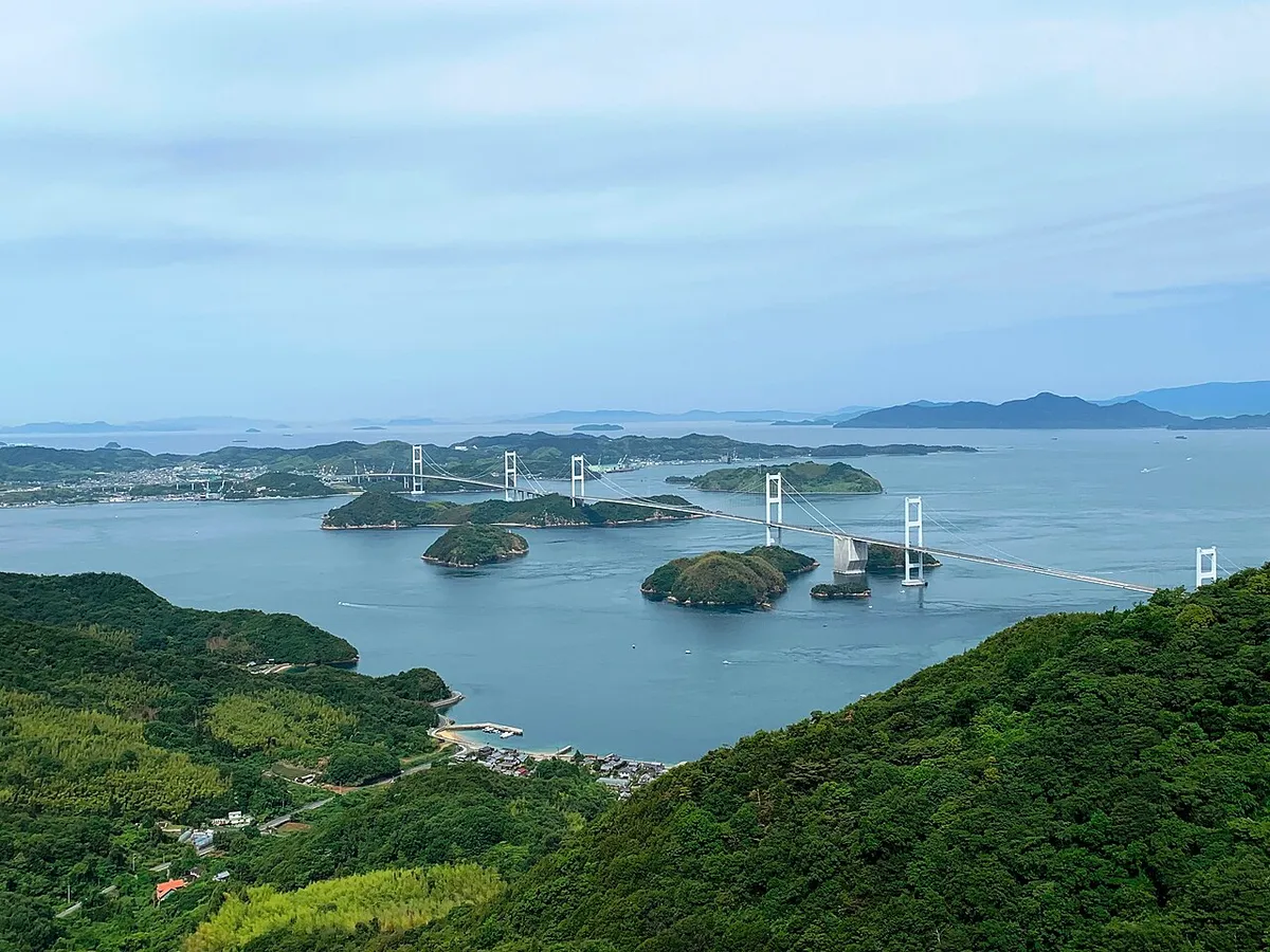 亀老山方面から望む来島海峡大橋と島々