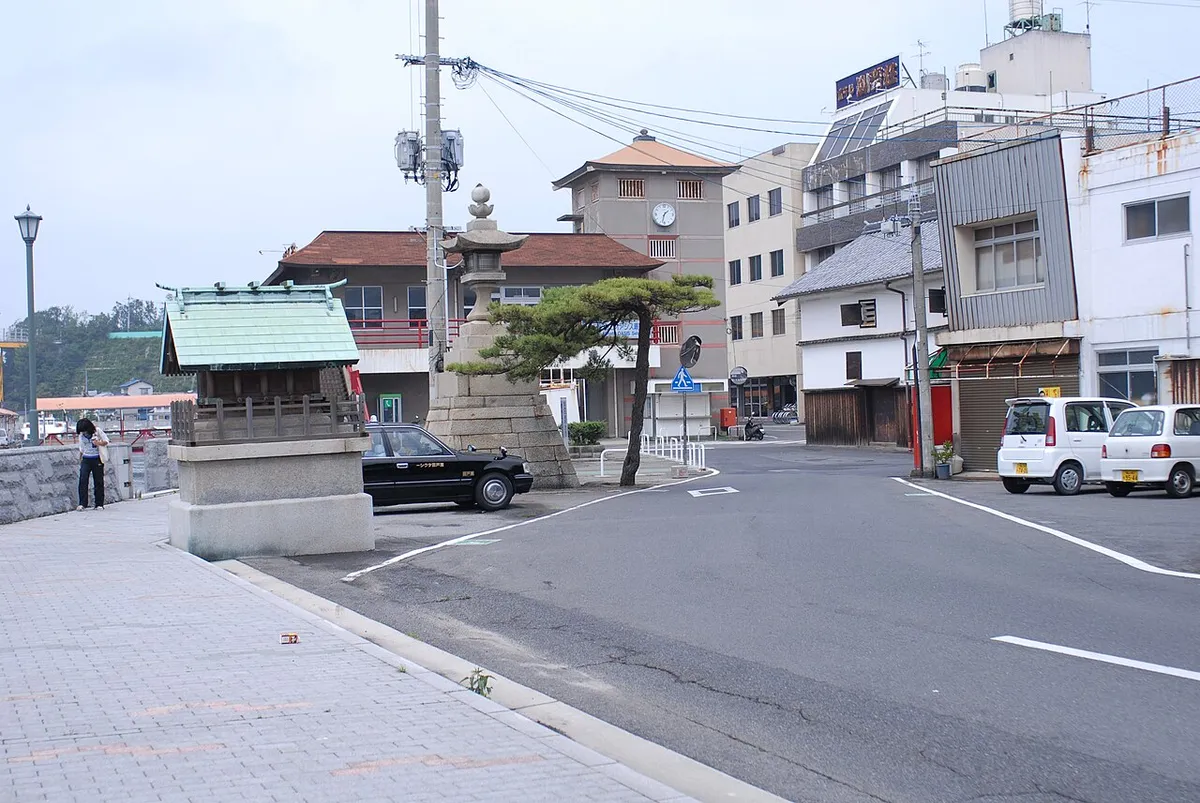 瀬戸田港近くの道と町並み