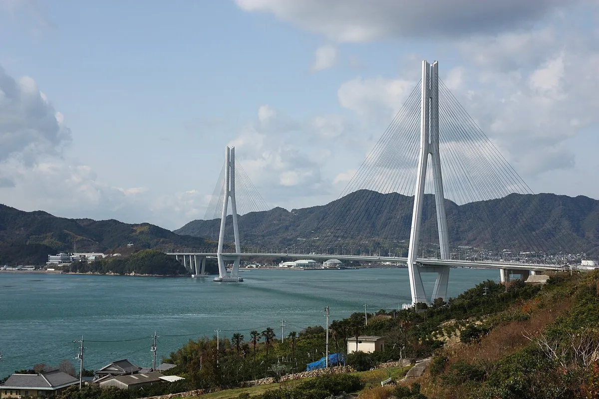 青い海を渡る多々羅大橋の実景