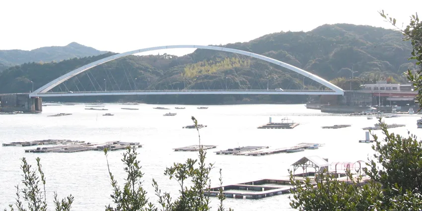 浦村の入り江に架かる白い麻生の浦大橋