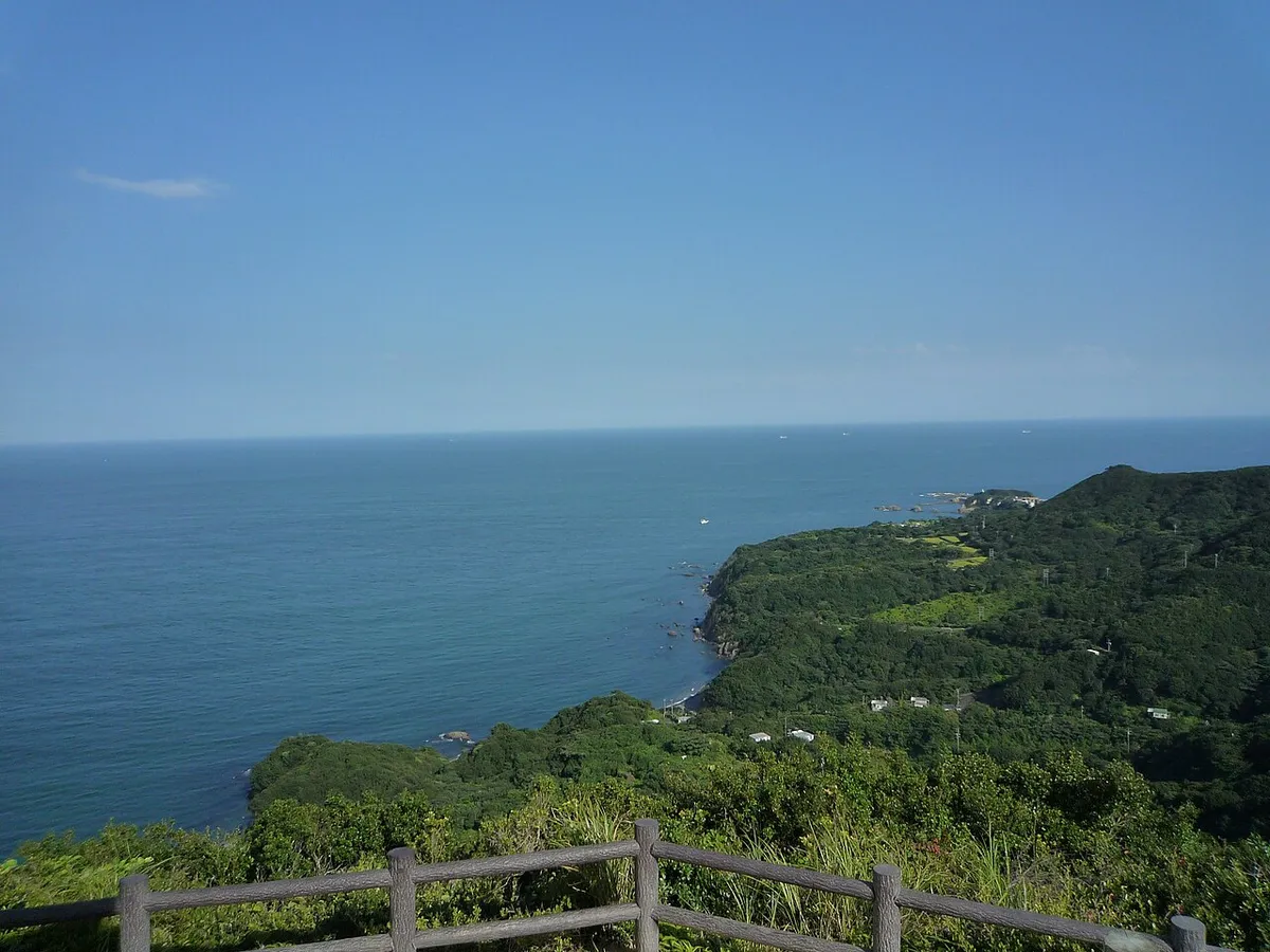 鳥羽展望台から望む緑の岬と太平洋