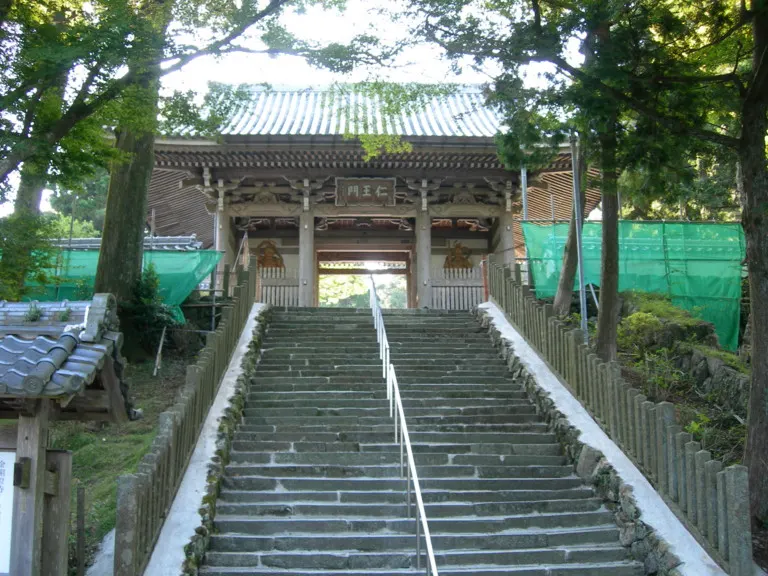 朝熊山金剛證寺の山門へ続く階段
