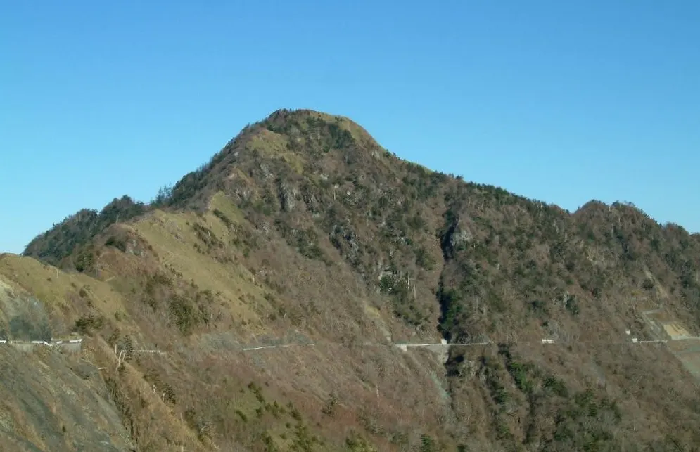 瓶ヶ森方面の道路から見える山の斜面