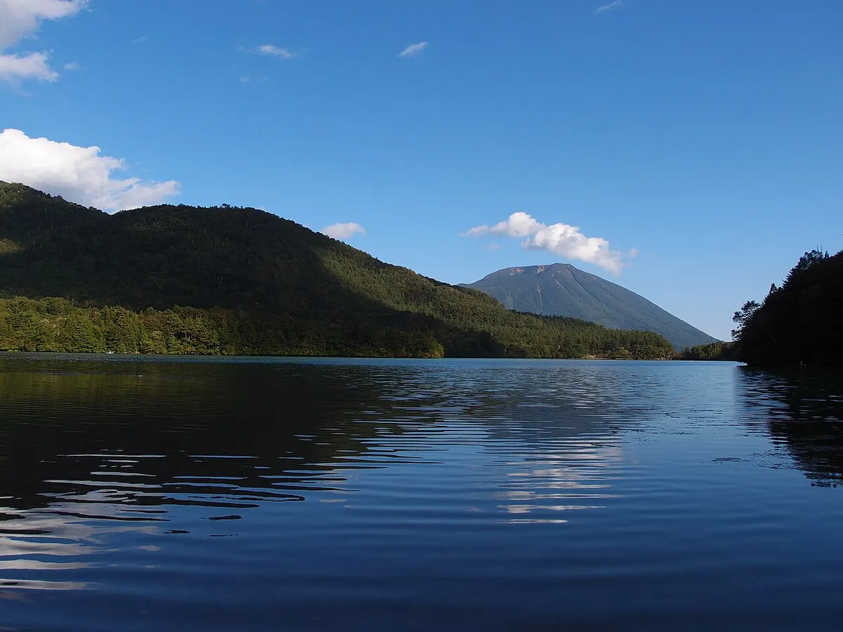 奥日光の湯ノ湖と周囲の森