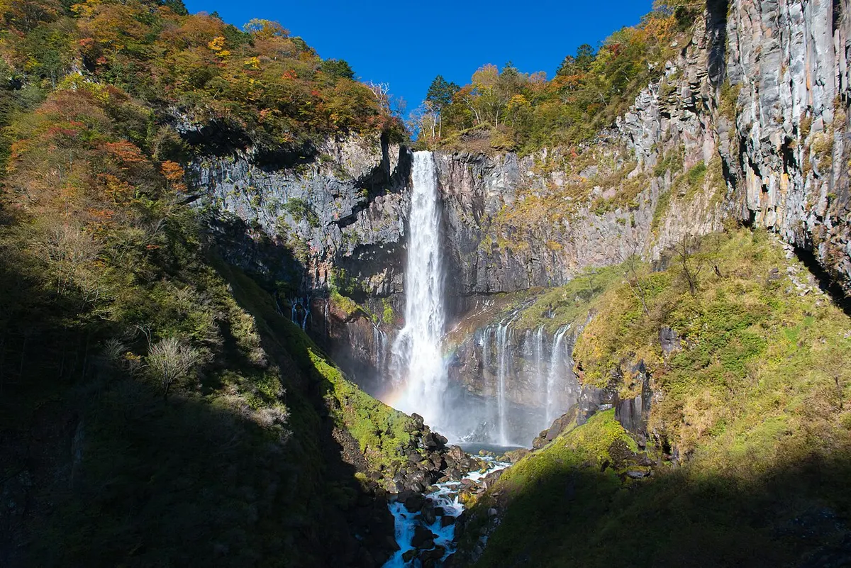 岩壁を落ちる華厳ノ滝