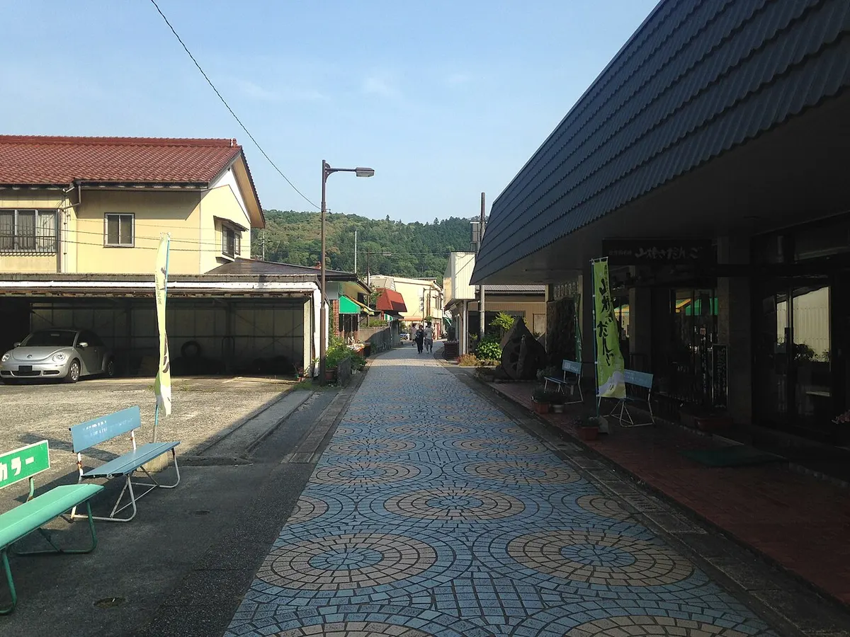 秋芳洞の正面入口へ向かう商店街