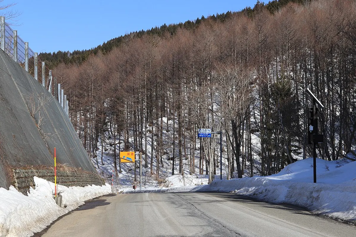 残雪期の西ウレ峠周辺。写真は現在の路面状況を示すものではありません