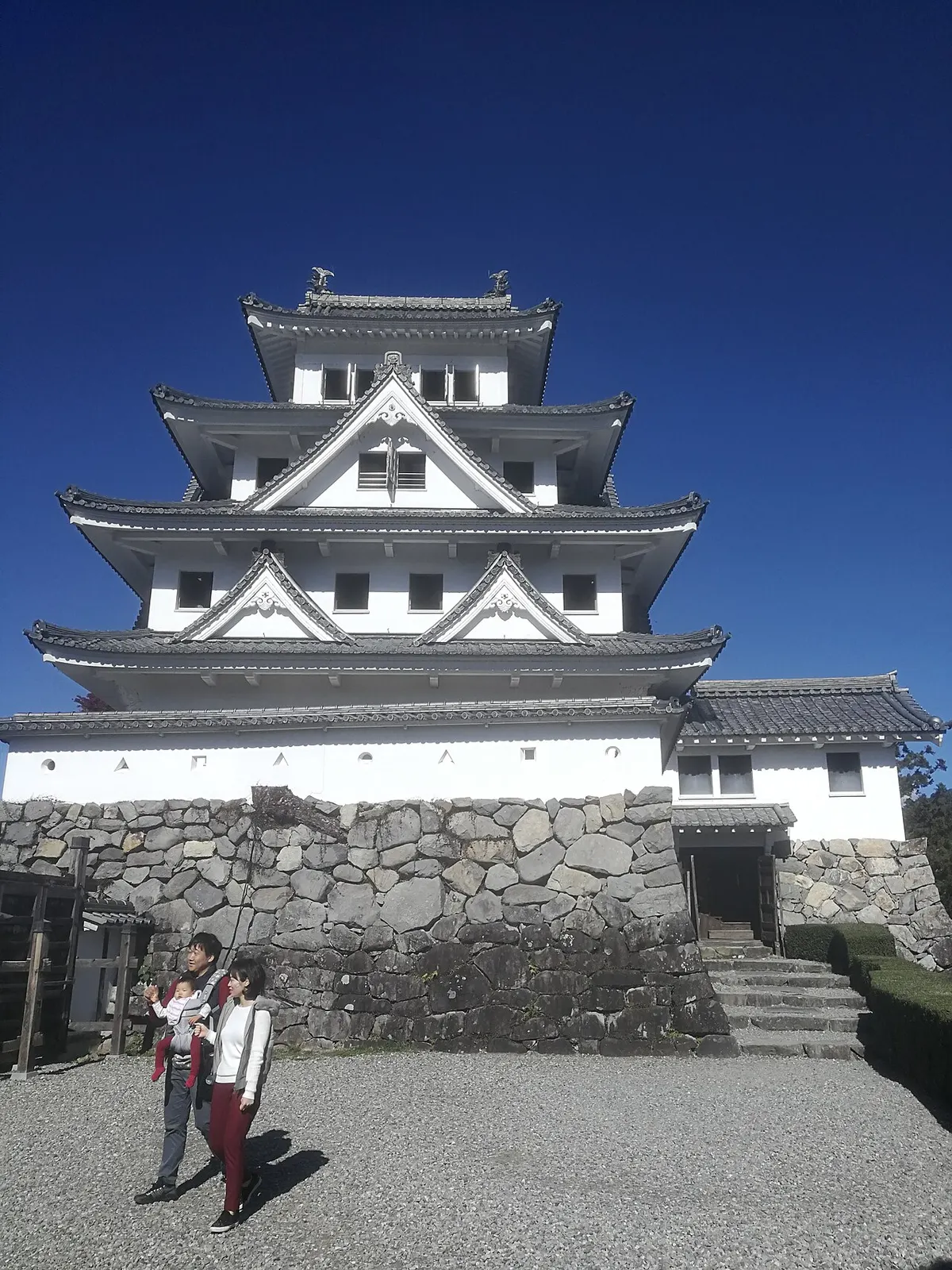 白い天守が印象的な郡上八幡城