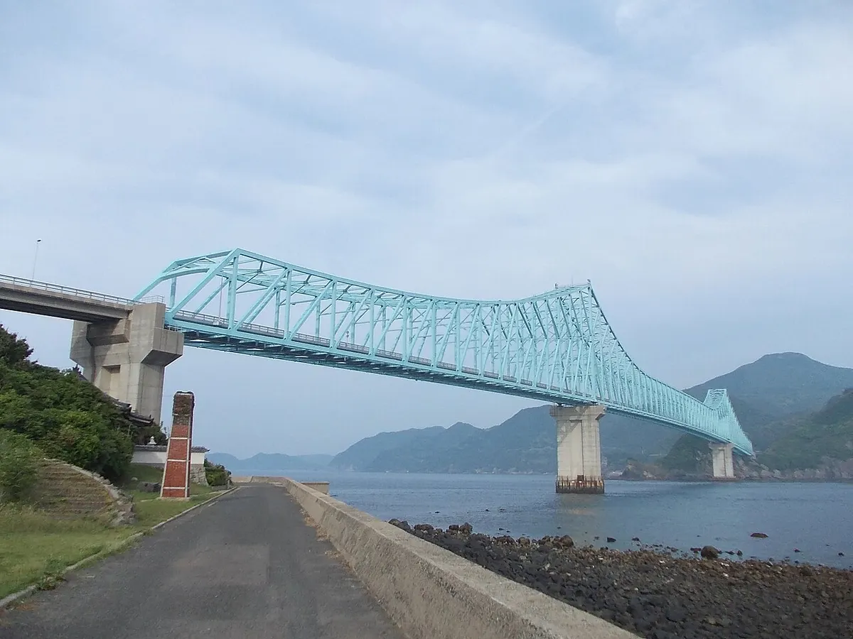 海峡に架かる淡い青色の生月大橋