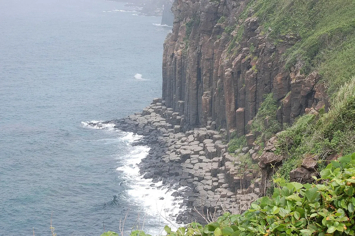 柱状の岩が並ぶ生月島の塩俵の断崖