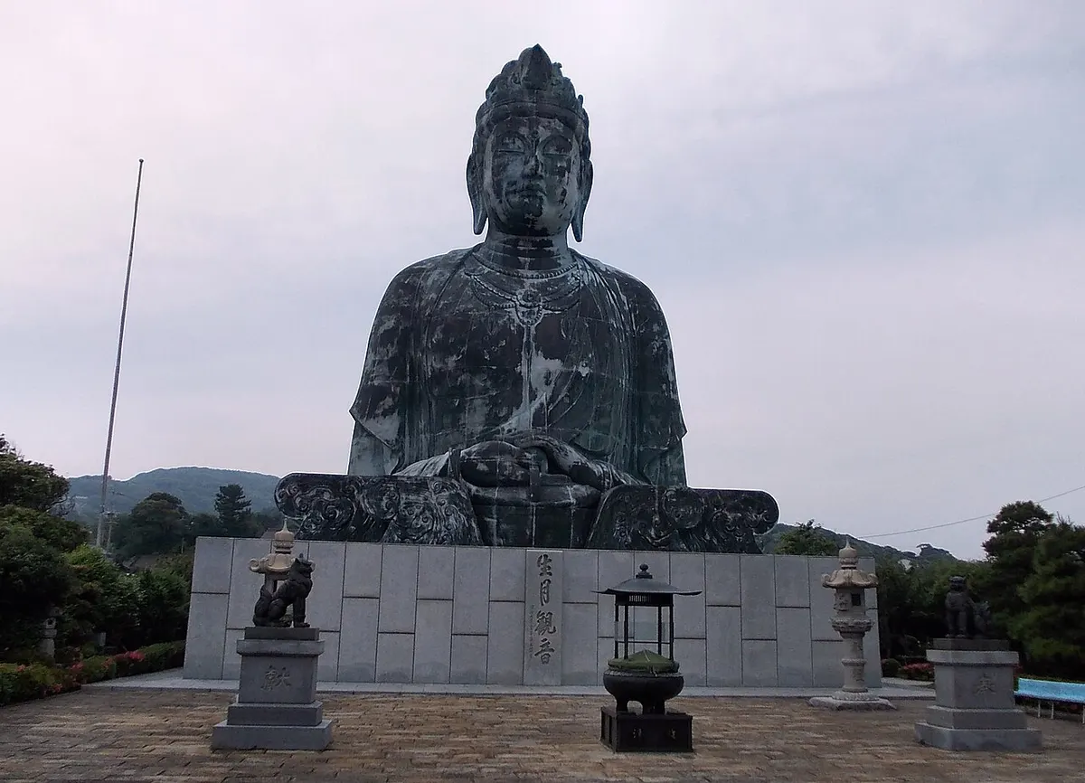 生月島の集落を見守る生月観音