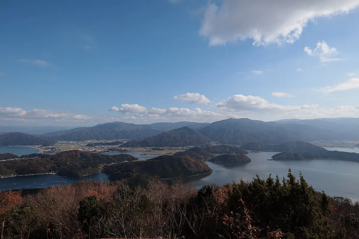高台から見渡す三方五湖の湖と山並み
