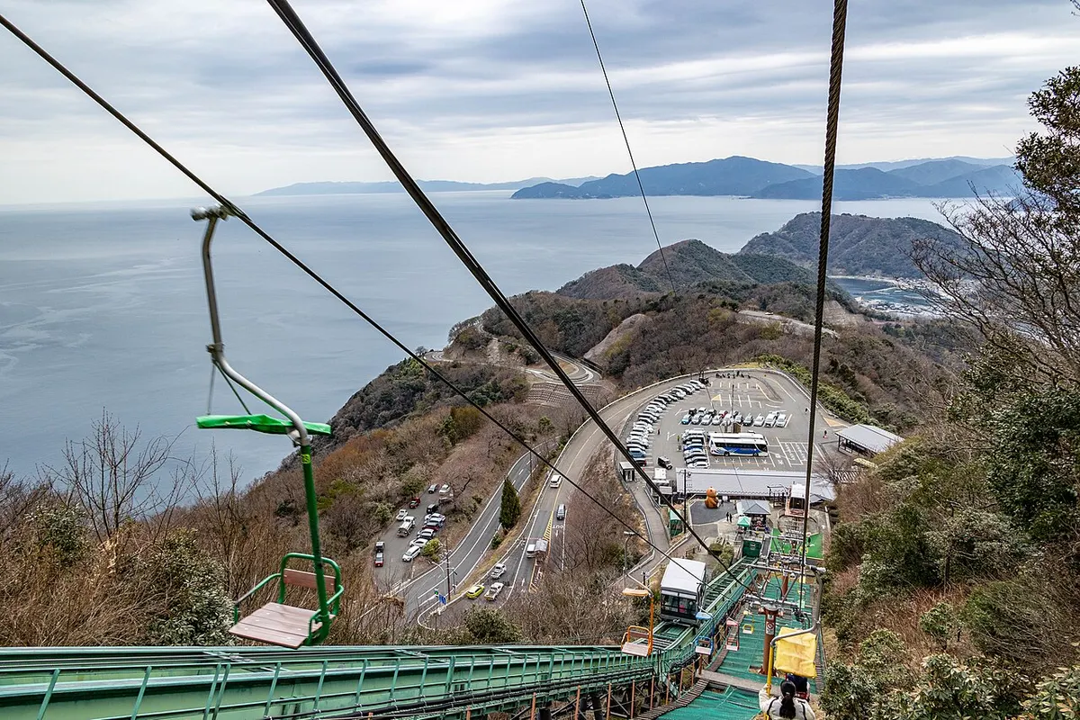 三方五湖レインボーラインのリフトと眼下の海景