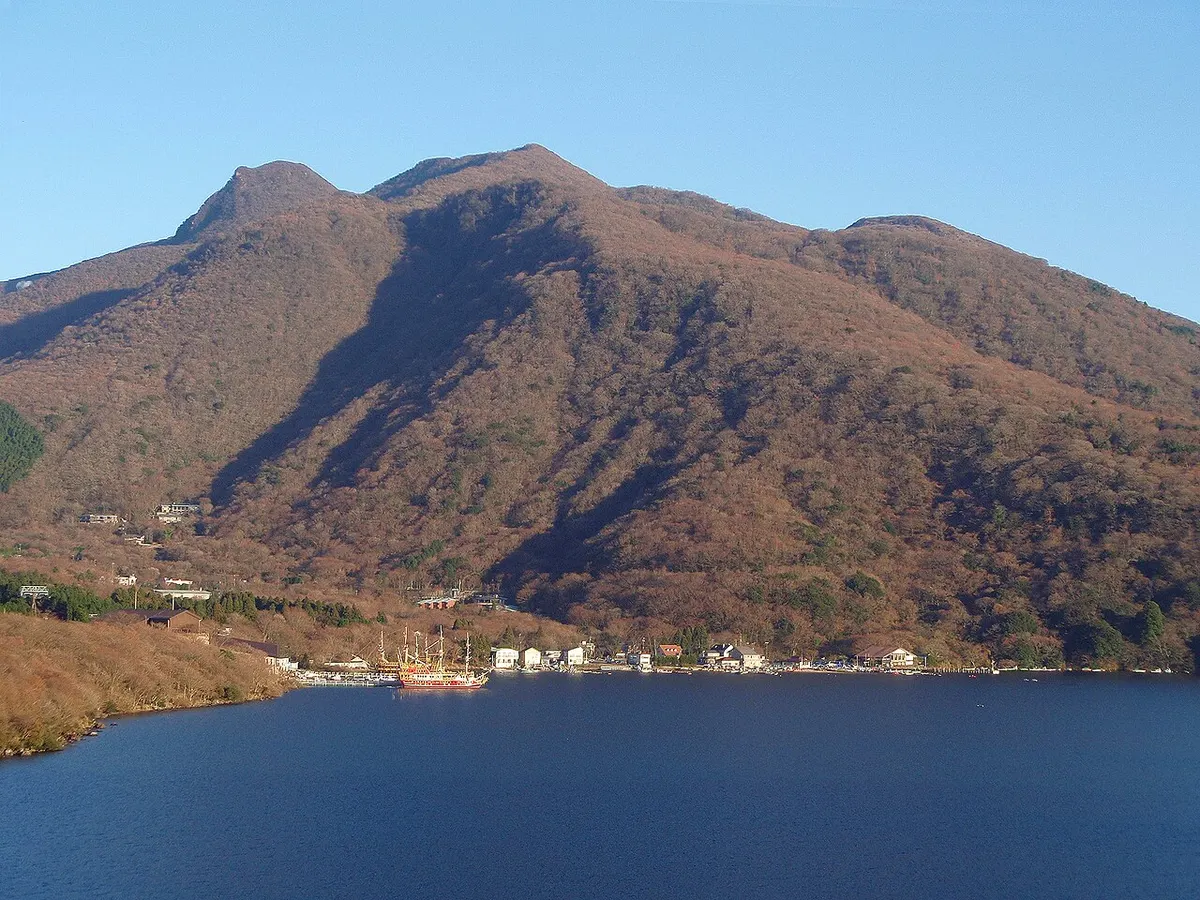 芦ノ湖と箱根の山々