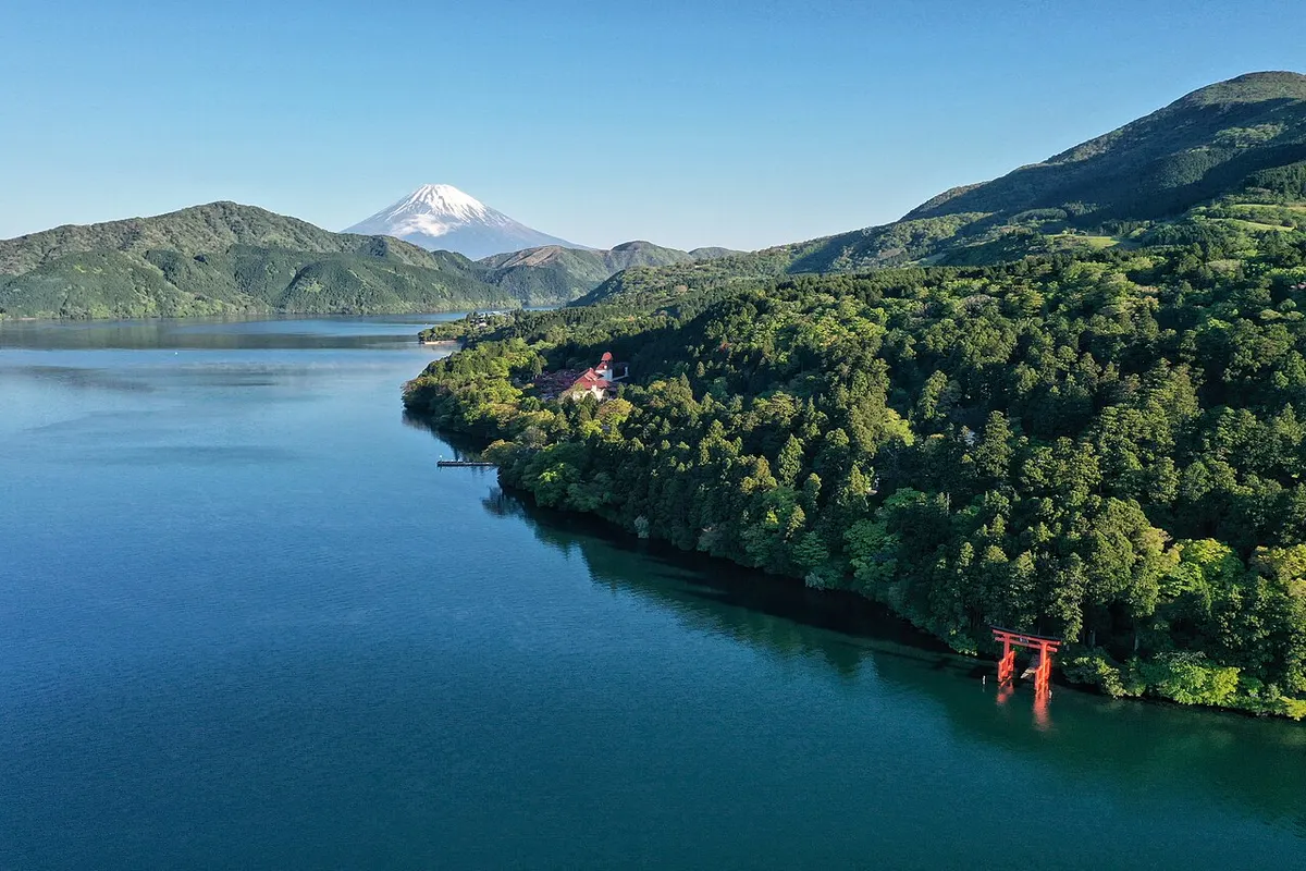 芦ノ湖の水面と箱根神社の鳥居、遠くの富士山