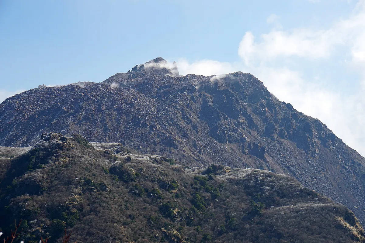 2014年3月に撮影された雲仙の平成新山の岩肌