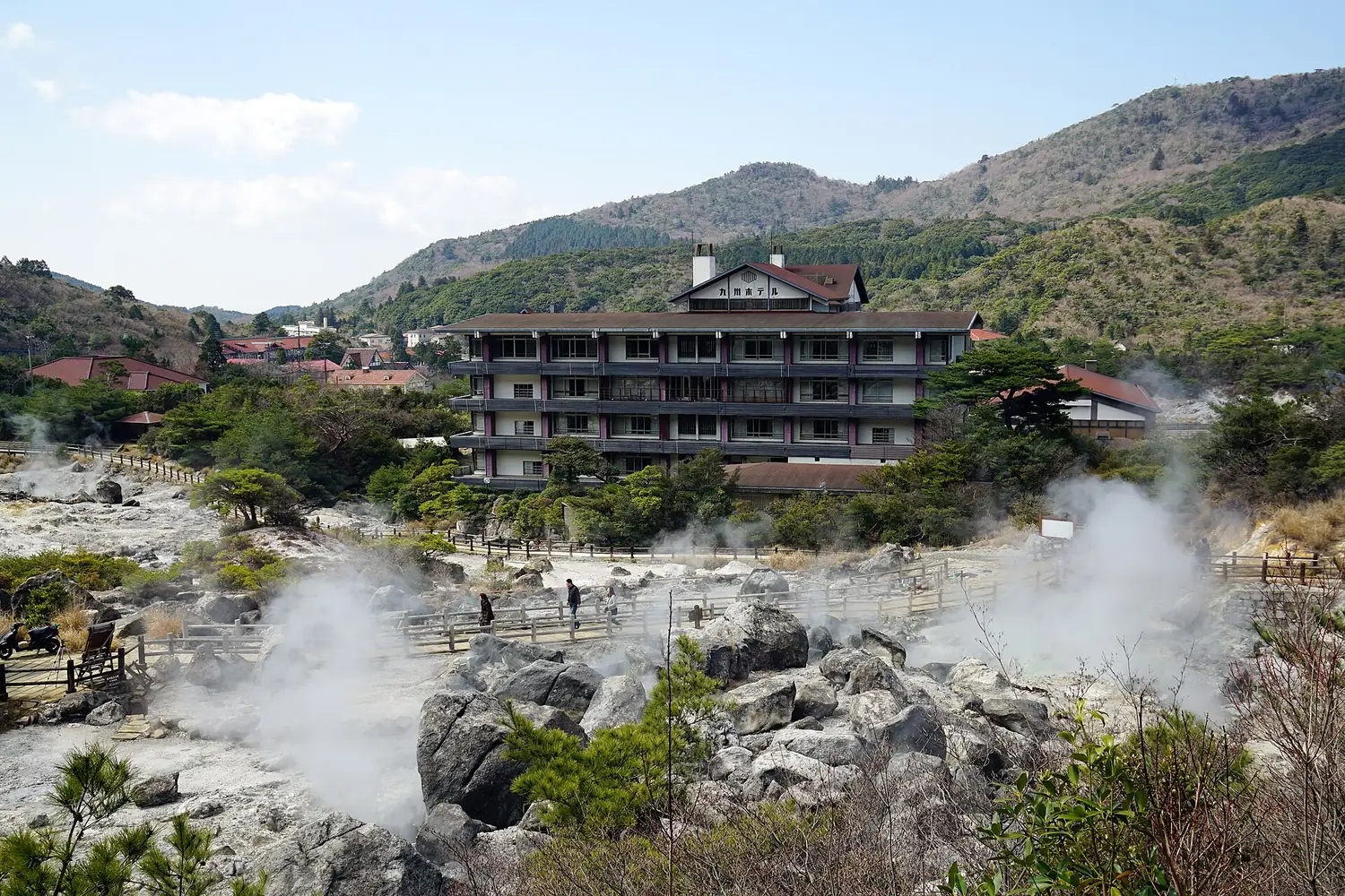 2014年に撮影された雲仙地獄の噴気と遊歩道