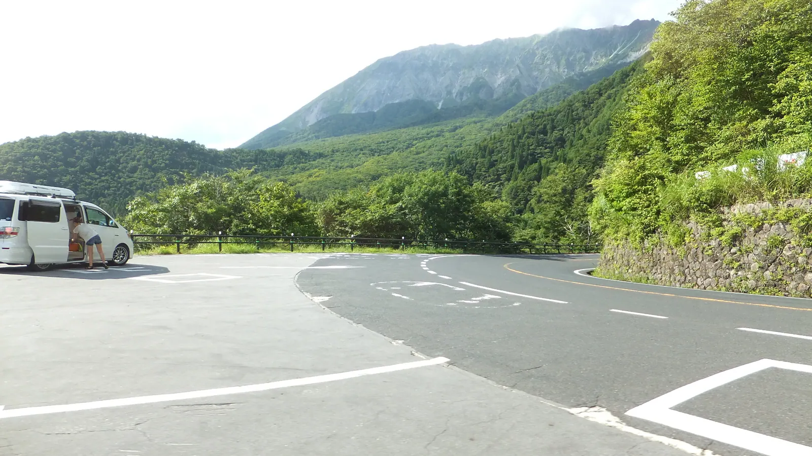2012年に鍵掛峠の展望地点から撮影された大山南壁