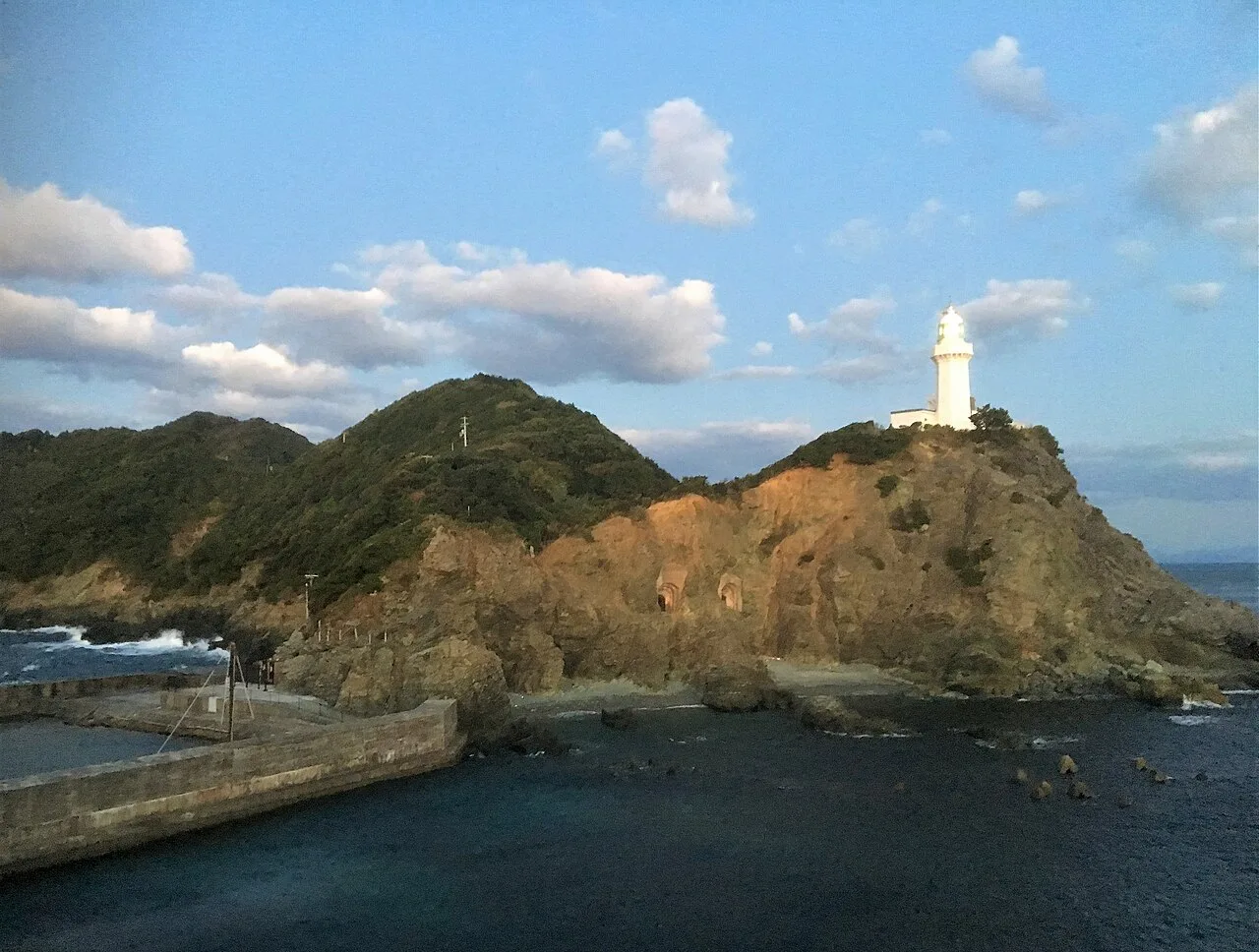 2017年の夕刻に撮影された佐田岬灯台と砲台跡