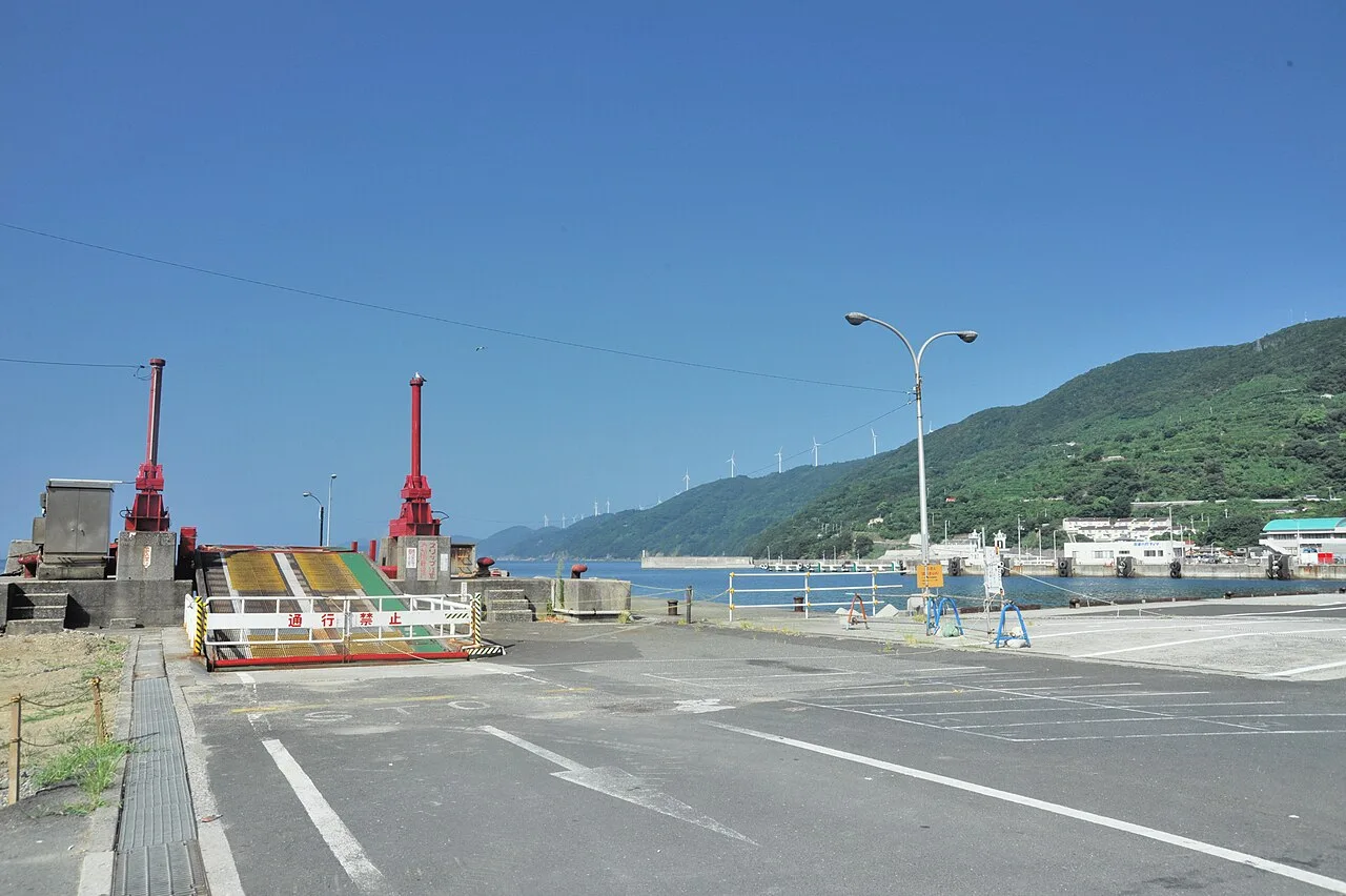 2010年に撮影された三崎港と背後に続く佐田岬半島